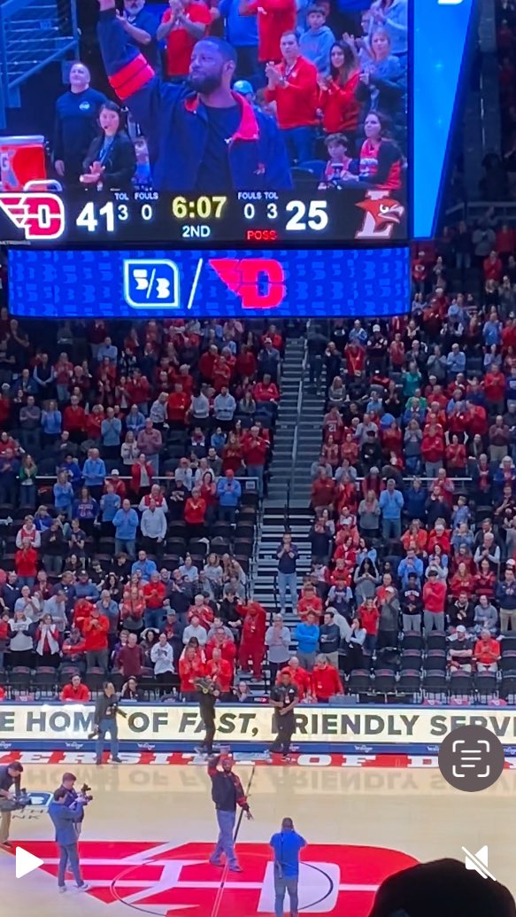 Congratulations HOF <a href="/scoochstackin/">Scoochie Smith</a> !  Great to see you back on the UD court! #ForeveraFlyer ❤️💙✈️