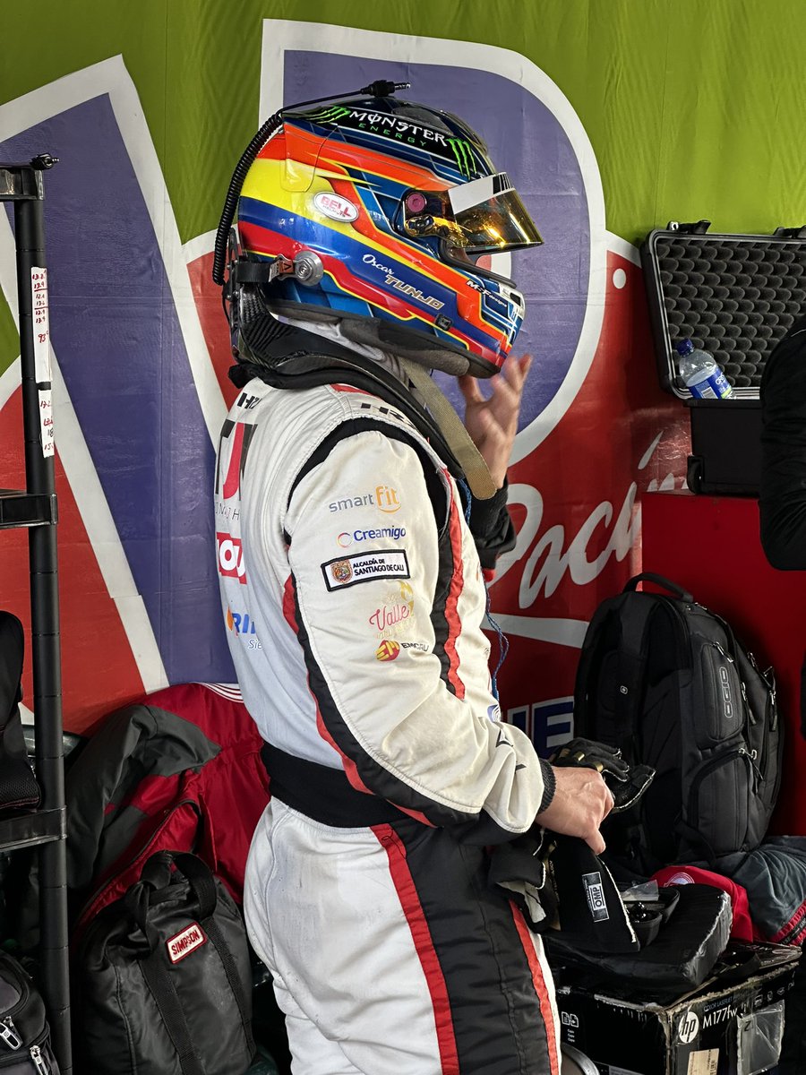 oscartunjo's tweet photo. P1 con 3 vueltas de ventaja sobre la segunda posición al momento después de mi turno de manejo en las 6 Horas de Bogotá. Queda. 4 horas de carrera en el Autódromo de Tocancipá https://t.co/3866V6i8Hs