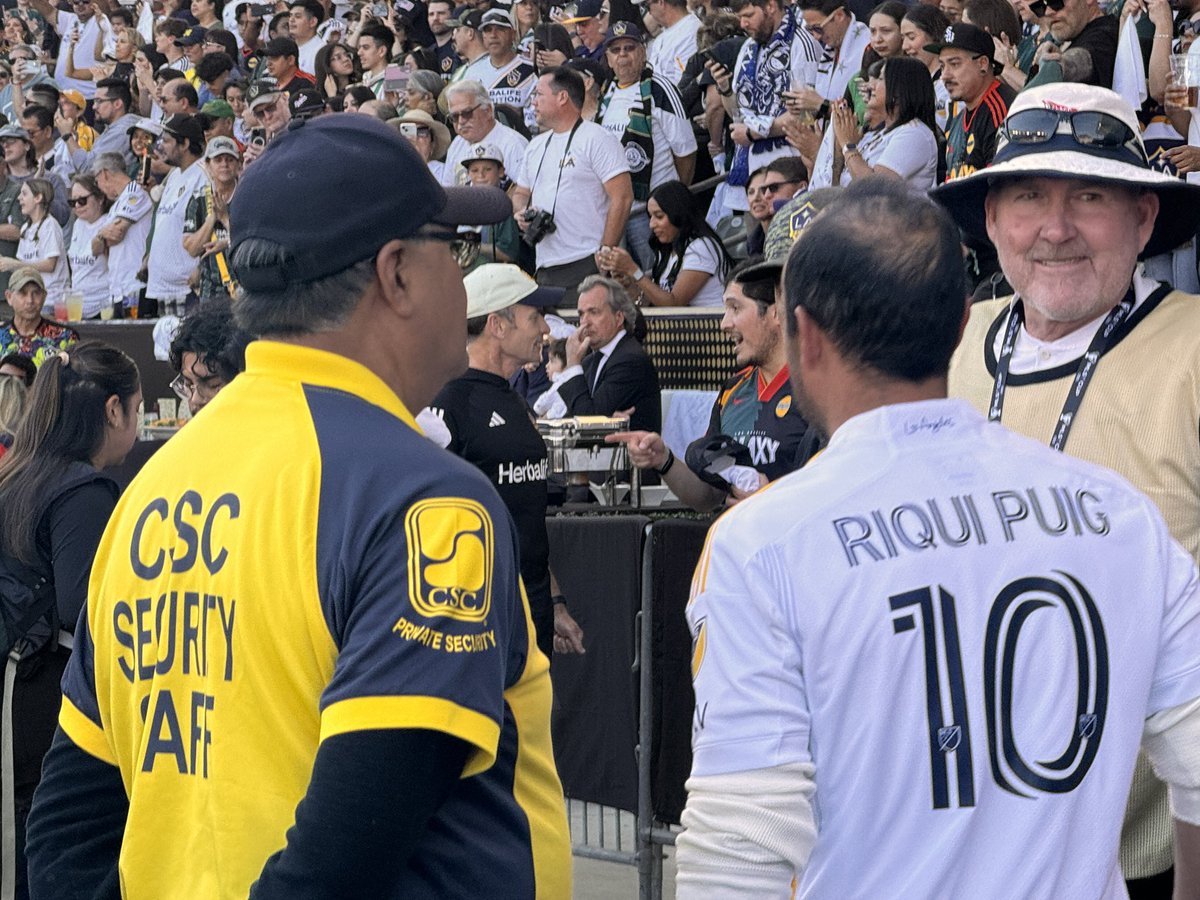 MLSist's tweet photo. Landon Donovan carries out MLS Cup wearing a Riqui Puig jersey. Quite a nice gesture. https://t.co/neDsVGRq5b