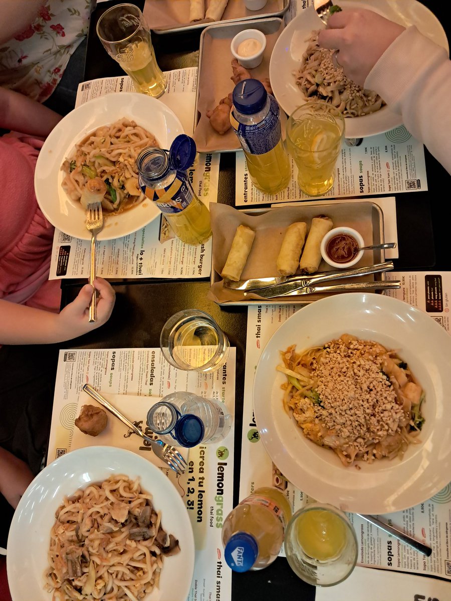 Cenando con <a href="/pandan_mama/">mamá pandan</a> <a href="/farnsworth_dr/">Dr. Farnsworth</a> y <a href="/AnabelPelli/">Anabel</a>