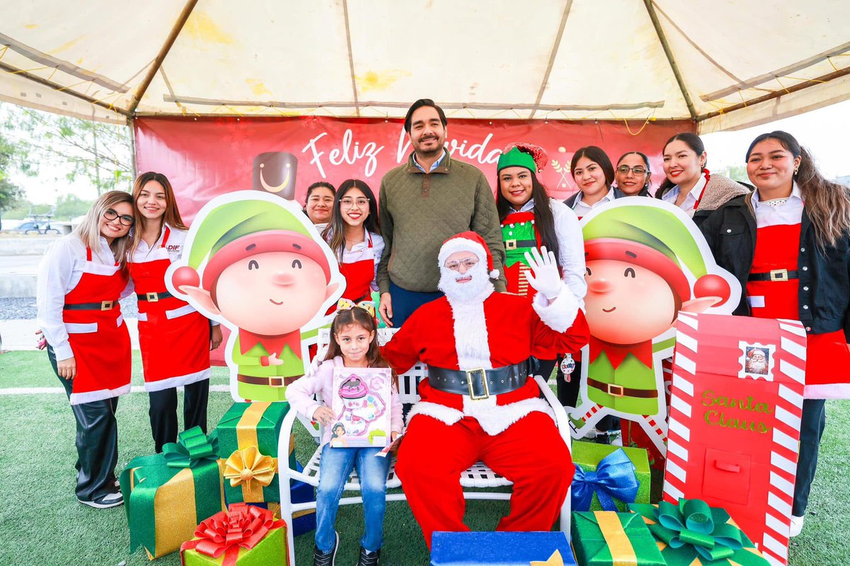 ReynosaGobierno's tweet photo. El alcalde @carlospenaortiz, a través del @DIF_Reynosatm, acompañado por la Senadora @MakiOrtizD y el Presidente del DIF Carlos Peña Garza, llevó alegría a la colonia Valdéz Richaud con una posada navideña llena de sorpresas, regalos y más. 🎅🏼🎁 #ReynosaImparable https://t.co/P2NUtNRVtU