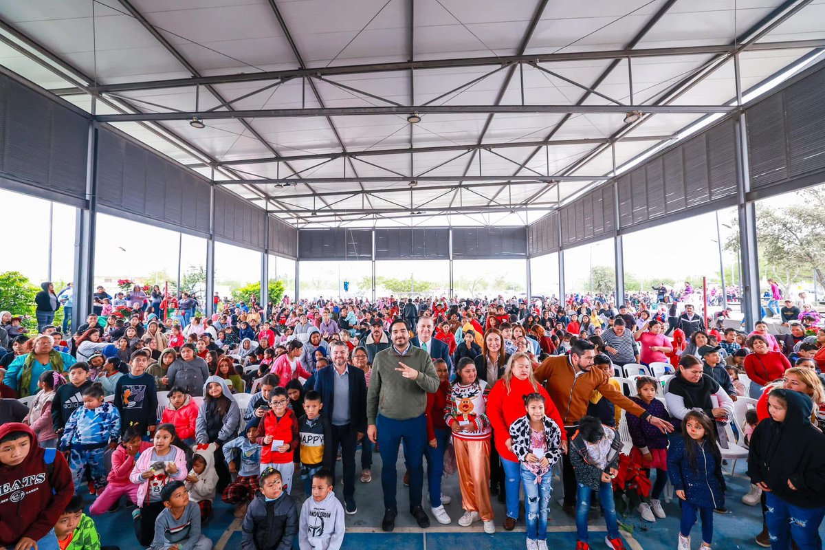 ReynosaGobierno's tweet photo. El alcalde @carlospenaortiz, a través del @DIF_Reynosatm, acompañado por la Senadora @MakiOrtizD y el Presidente del DIF Carlos Peña Garza, llevó alegría a la colonia Valdéz Richaud con una posada navideña llena de sorpresas, regalos y más. 🎅🏼🎁 #ReynosaImparable https://t.co/P2NUtNRVtU