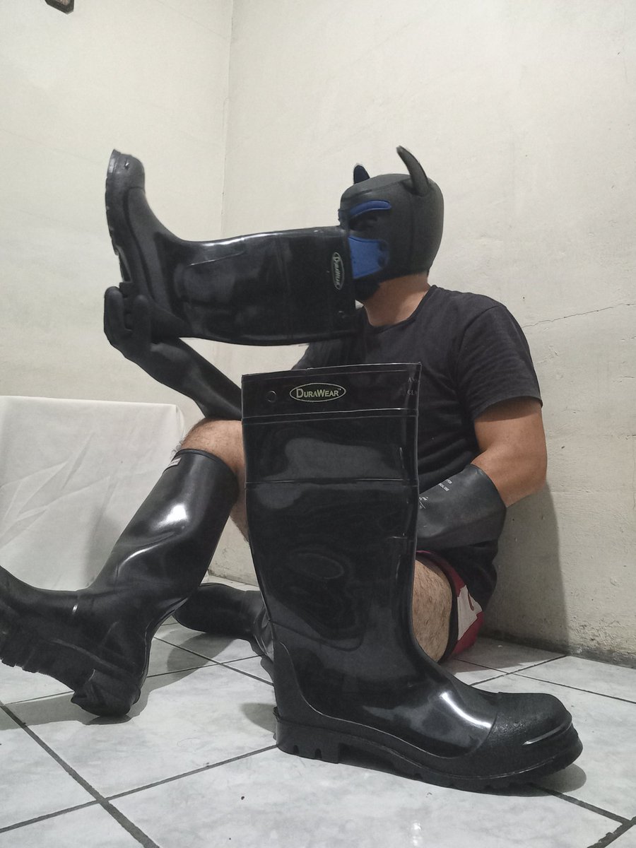 inleathergloves's tweet photo. SMELL MY BOOTS, SLAVE !! https://t.co/qvrB9Mykr9
