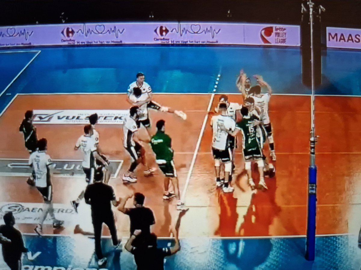 TomKumsTVL's tweet photo. Wow. Tectum Achel is de ploeg van Limburg! Een dominant Achel verslaat @vcgreenyardmsk met 0-3 (!) in de Steengoed Arena (22-25, 19-25, 16-25(!)). Voor het eerst wint Achel zowel thuis als uit van de grote broer uit Maaseik. Sterk! Morgen meer in #TVLScore. https://t.co/Zq3Frr7Nk5