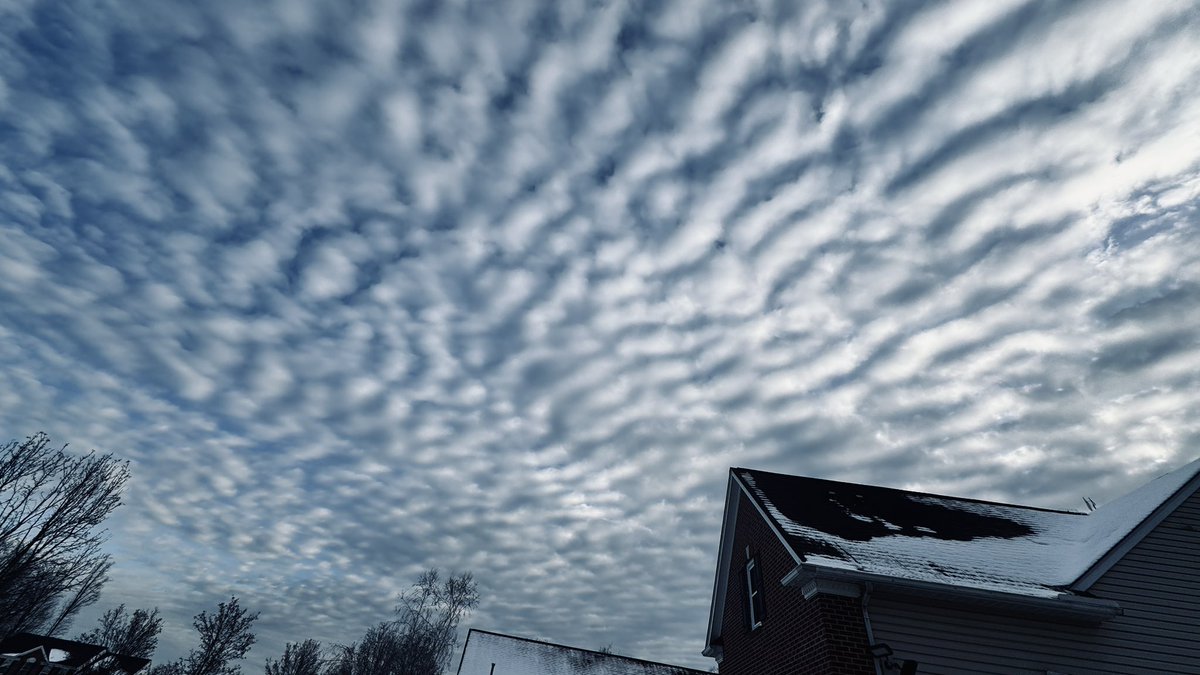 What are these called? Pretty cool cloud formation over Broadview Heights this afternoon <a href="/BetsyKling/">Betsy Kling 🌤️</a>