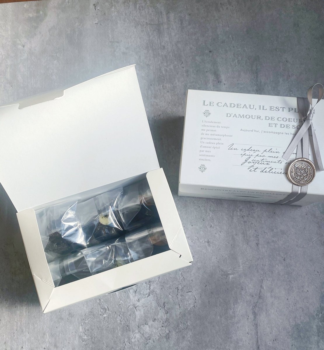 🌹お知らせ🌹
『３種の贅沢カヌレギフトBOX』をBASEにて数量限定で販売いたします✨
店舗オープン以来ネット販売は久しぶりで数に限りもございますが、たくさんの方にお手にとっていただけると嬉しいです🐈

【ご購入は下記URLから】
mizocasucre.theshop.jp/items/95585291

#カヌレ
#猫
#ギフト