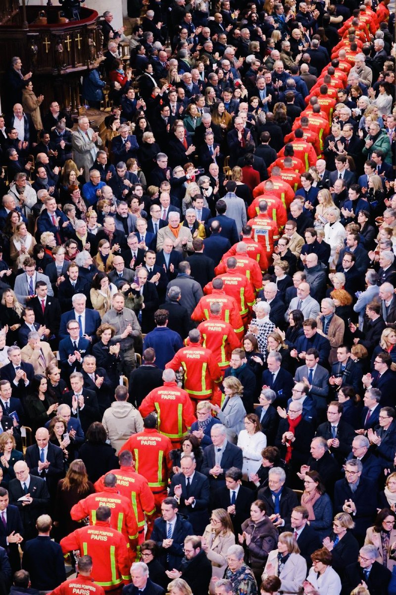 JUDMND's tweet photo. Aux grands Hommes, la patrie reconnaissante. 🔥🇫🇷⛪️

#NotreDameDeParis https://t.co/9WXBzVhj1Q