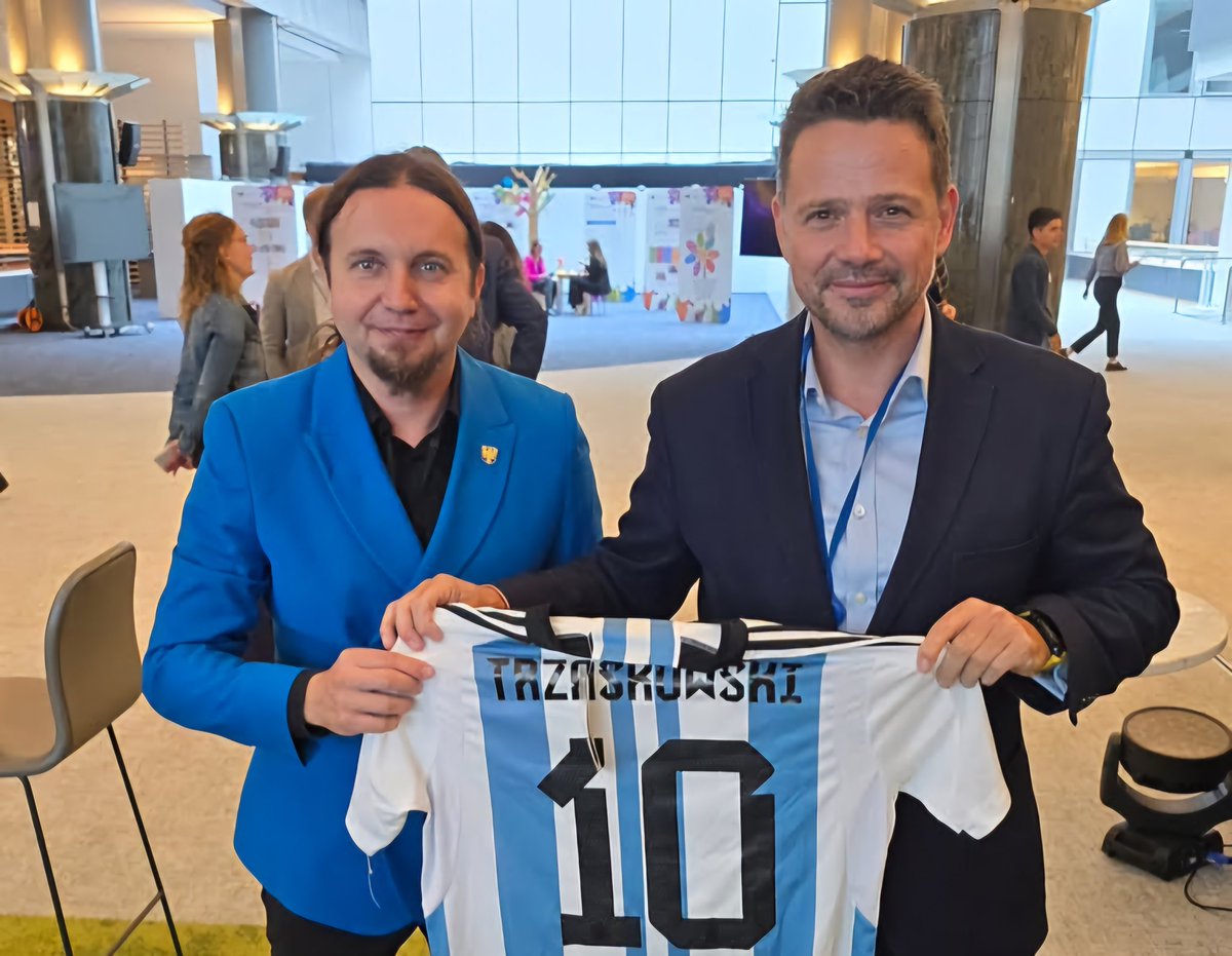 Nie trzeba godać, żeby rozumieć❗️<a href="/trzaskowski_/">Rafał Trzaskowski</a> złoży podpis, który Dudzie przez lata nie przechodził przez palce. Lata pracy, presji, tłumaczenia i edukowania mają sens❗️Slonsko godka zostanie językiem regionalnym 🟨🟦 Doprowadzimy tę sprawę do końca. Dla przeszłych i przyszłych