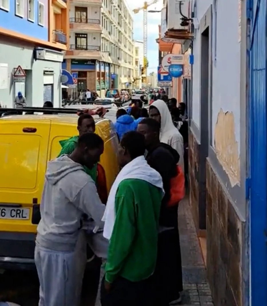 🇩🇪🏴󠁧󠁢󠁥󠁮󠁧󠁿 Turistas entregando infinidad de datos personales en el hotel, aunque ya vengan identificados. Según Marlaska, por nuestra seguridad.

🇲🇱🇲🇦 Inmigrantes ilegales por la ciudad, sin ningún tipo de documentación. Si dices que eso genera inseguridad, Marlaska te llama xenófobo