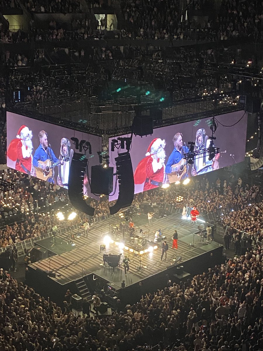 nashjones21's tweet photo. Can’t believe Post Malone showed up as Santa last night!!! https://t.co/1sOW91oSu2