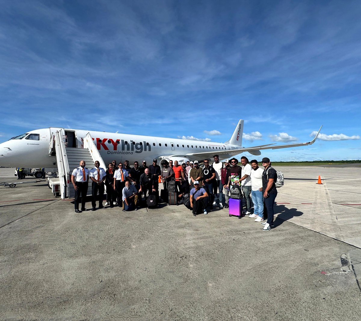 🇩🇴 Con el orgullo de nuestra tierra, hoy despegamos hacia Puerto Rico, rumbo a la #SeriedeTitanes.

Recibimos a los equipos Tigres del Licey y Águilas Cibaeñas, íconos del béisbol Dominicano donde representarán el talento y la pasión de nuestra nación.

#SkyhighAirlines