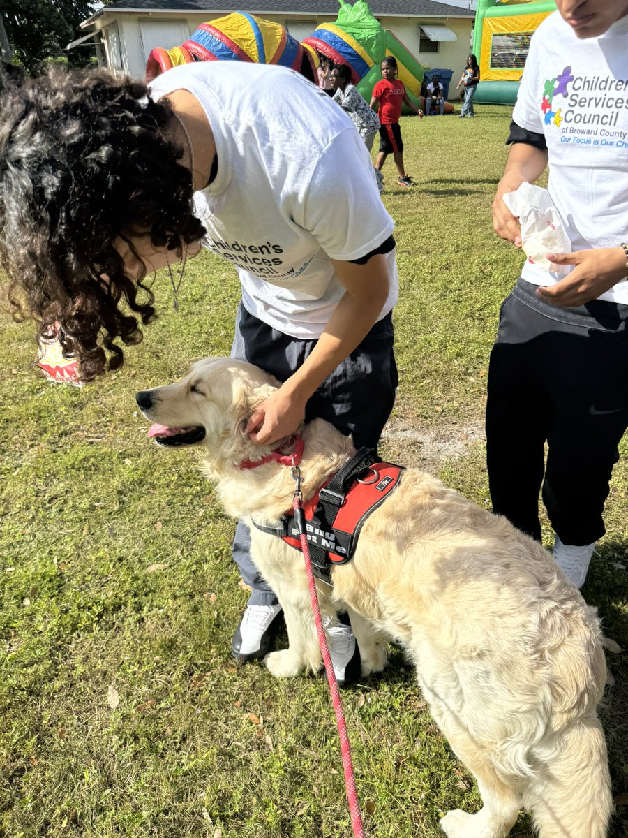 OscarTherapyDog's tweet photo. Today it was Bugβs turn to go to a toy give away event. Lots of people, lots of new friends, and lots of smiles. #therapydog #firstresponderspack #holidayseason #bsofr #giveback #makeadiffernce https://t.co/9E6gO02Oux