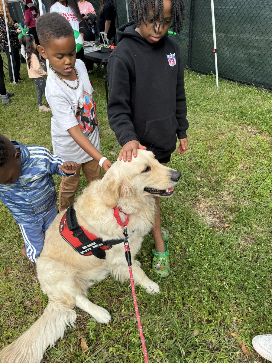 OscarTherapyDog's tweet photo. Today it was Bugβs turn to go to a toy give away event. Lots of people, lots of new friends, and lots of smiles. #therapydog #firstresponderspack #holidayseason #bsofr #giveback #makeadiffernce https://t.co/9E6gO02Oux