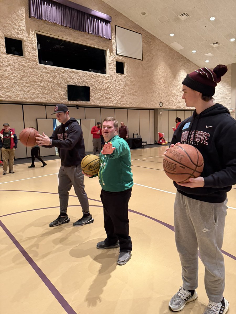logan_mortimer's tweet photo. UG baseball/softball volunteered this morning at the Kindness Works Christmas party. Feels good to do good! https://t.co/MAhvW2UcQc