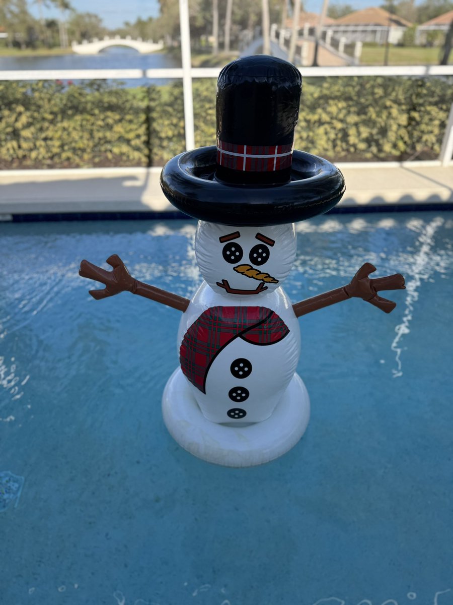 DarrenJDavisGCS's tweet image. It’s been a chilly late fall in #Naples, which has been great for green speed at #oldefloridagolfclub! #Turfgrass growth has definitely slowed. It’s also been nice for Frosty who is back in his pool! #Christmas #FrostyTheSnowman