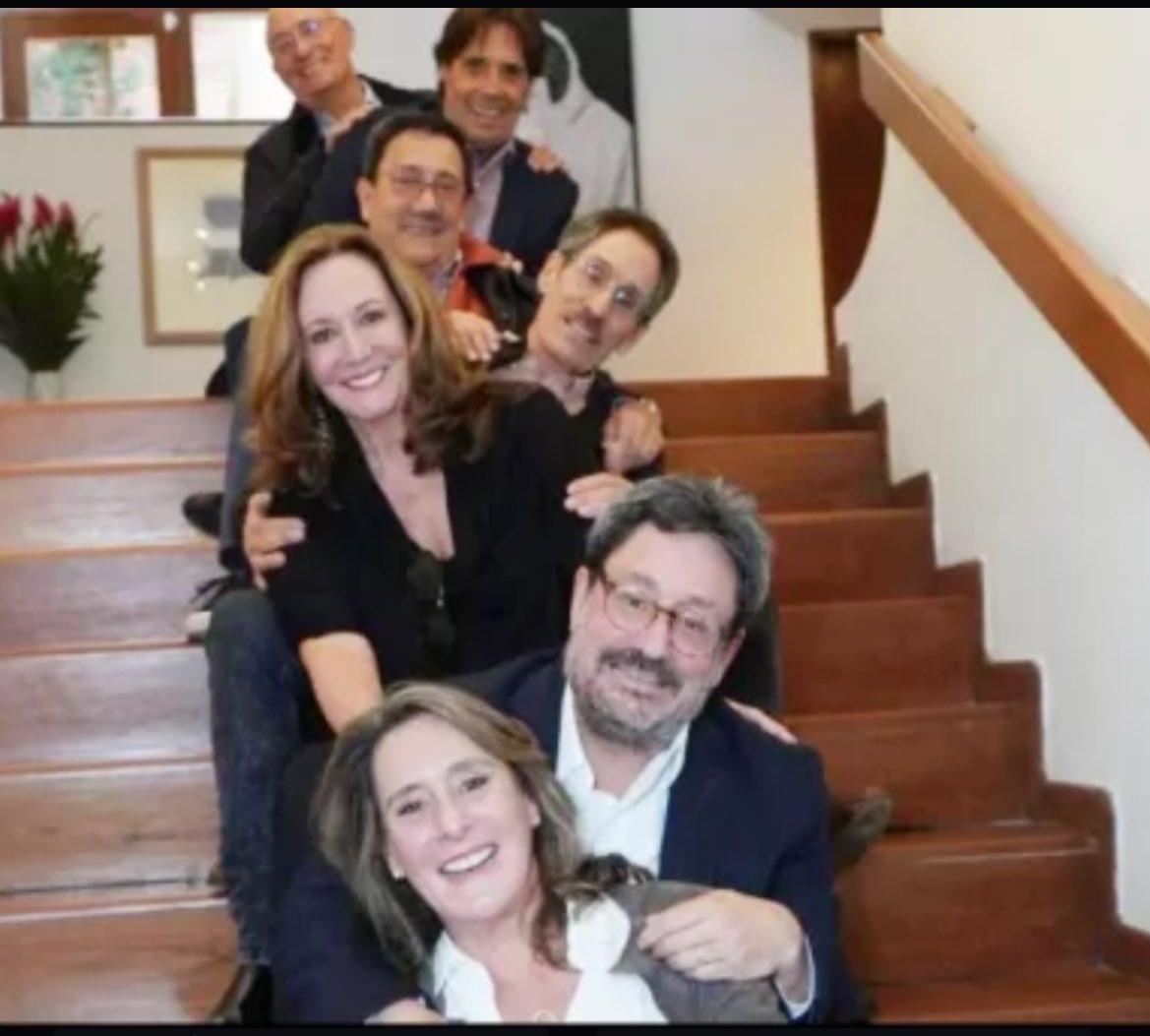 RubenSelvaYMar's tweet photo. No es el tren de aragua, es el tren de la familia santos que llevan años desangrando los recursos públicos de los colombianos en total impunidad‼️ https://t.co/y5o7Otis2x