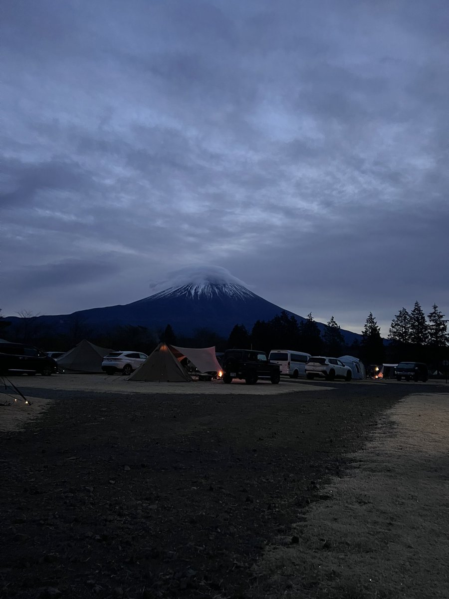 bigdipper's tweet photo. 稜線からの朝日は難しそう。
シュラフの番手を間違えて持って来たかと思うくらい寒かった。

#slowcamp #おはよう https://t.co/cu6iMQsKtu