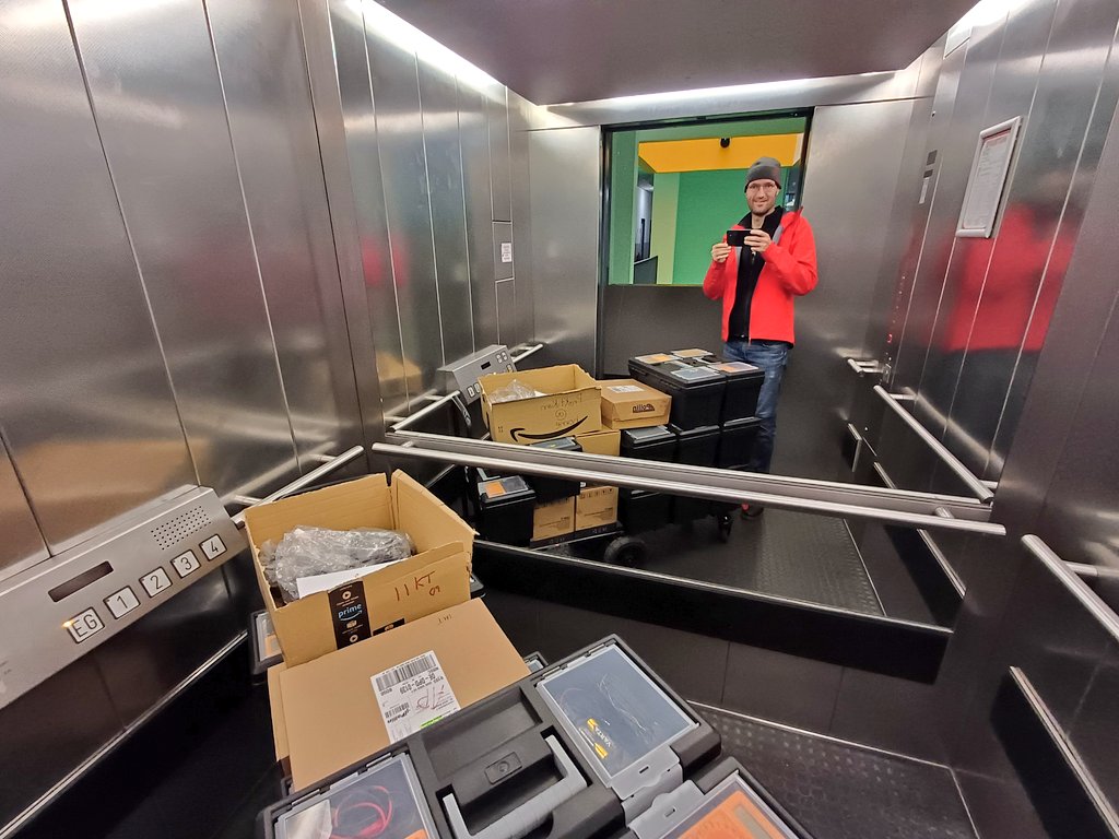 MMagdowski's tweet image. In dieser Woche fing auch die laborpraktische Übung im Modul #ElektrotechnischeGrundlagen für unsere #AI_Engineering-Studierenden an der @OVGUpresse an.
Also ging es mit unserem Experimentier-Equipment einmal auf dem guten @KraneAMG-Cart über den Campus.