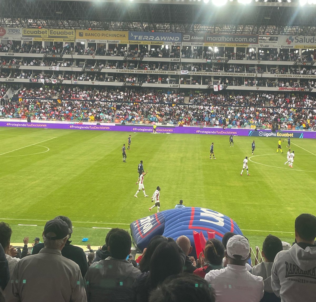 directfutbolec's tweet photo. Final del primer tiempo en el estadio Rodrigo Paz
#LDU 1 - 0 #IDV
📷: @AndyMoralesD
#FinalLigaPro https://t.co/g1Z7cqFias