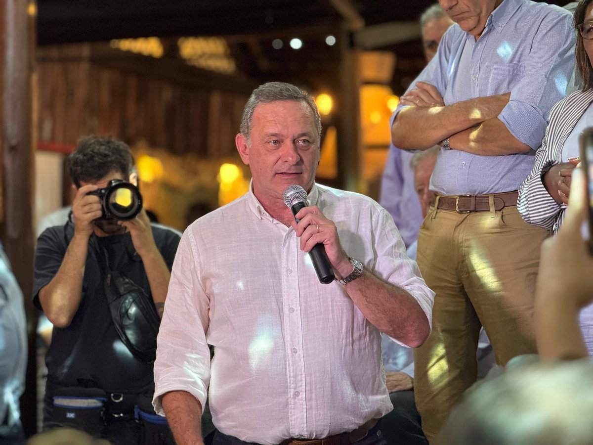 AlvaroDelgadoUy's tweet photo. Hoy nos encontramos en la despedida de año de @dcentrouy .
Gracias a todos los militantes por dejar el alma en la cancha. 
Voy a dar todo para defender las libertades y derechos que obtuvimos en este Gobierno. Vamos a ensanchar la base del Partido Nacional, escuchando y recorriendo, para que seamos una oposición fuerte y un mejor partido.