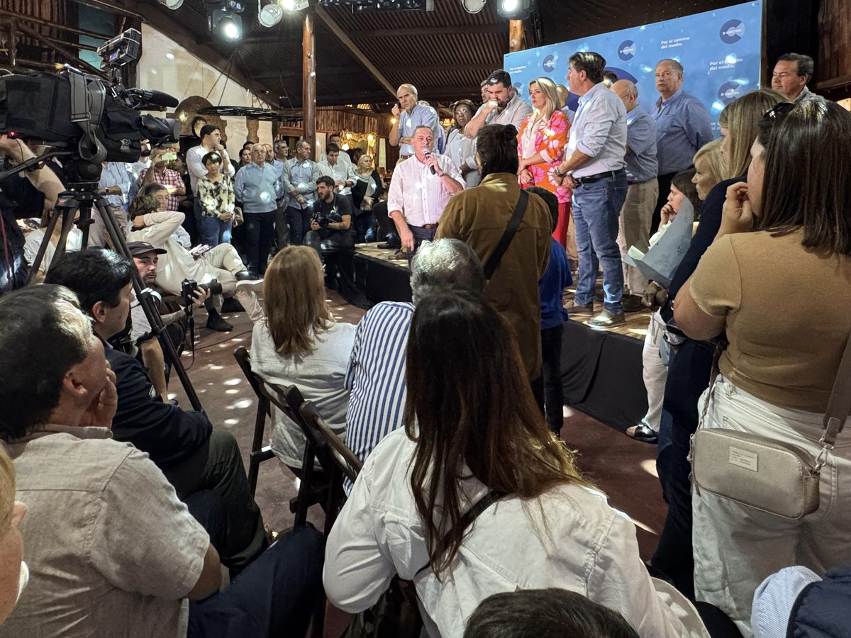 Hoy nos encontramos en la despedida de año de <a href="/dcentrouy/">D Centro</a> .
Gracias a todos los militantes por dejar el alma en la cancha. 
Voy a dar todo para defender las libertades y derechos que obtuvimos en este Gobierno. Vamos a ensanchar la base del Partido Nacional, escuchando y