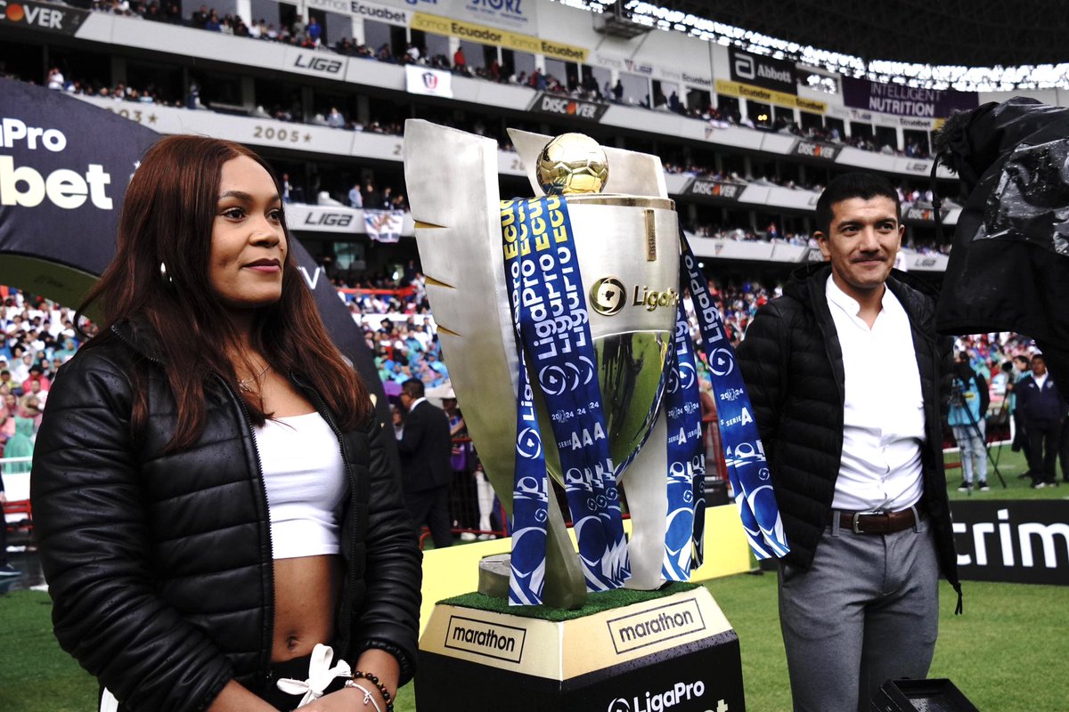 LigaEcuabetec's tweet photo. 📍¡Nuestros héroes y glorias ecuatorianas! 🏆🏟️

Neisi Dajomes y @RichardCarapazM ingresaron la Copa del Campeón de la LigaPro Ecuabet 2024 💪🏻⚽️

Mientras que @jeffersonperezq entregó el balón oficial y nos hizo emocionar con su marcha en el campo de juego❤️

¡Siempre bienvenidos! 😎

#LigaProEcuabet #LaGranFinal 🇪🇨💯