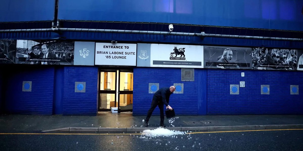 After the Merseyside derby was postponed today due to storm Darragh, Everton employees spent the day distributing over £50,000 worth of food to local food banks. 💙

Class that. 👏