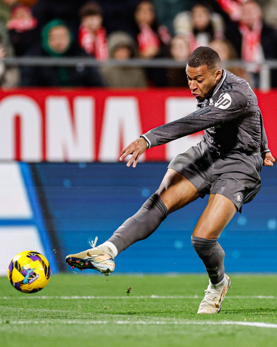 realmadrid's tweet photo. 👍 @KMbappe 👍
#GironaRealMadrid https://t.co/5DLNy7rNuI