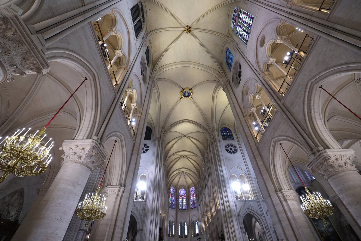 InfosFrancaises's tweet photo. "Et la lumière fut" : après cinq longues années, l’orgue se réveille, les cloches sonnent, la cathédrale Notre-Dame de Paris rouvre ses portes sous les yeux du monde entier. #NotreDameDeParís https://t.co/lTFlyFsLXC