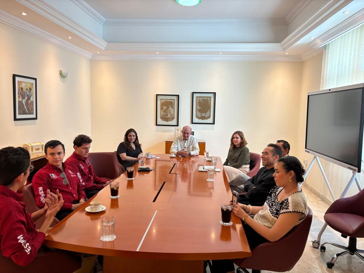 SRE_mx's tweet photo. 📸 Personal de la @EmbaMexEAU  dio la bienvenida a estudiantes de Michoacán que participaron en el #GlobalFoodWeek, gracias a las becas otorgadas por el @GobMichoacan  para convertirse en embajadores comerciales en Emiratos Árabes Unidos.

Durante el encuentro, los estudiantes compartieron sus experiencias y estrategias para promover a empresas michoacanas en el escenario internacional, contribuyendo al fortalecimiento de los lazos comerciales y posicionando los productos de Michoacán en el mercado global.

🇲🇽🤝🇦🇪
#DiplomaciaCulturalMX
#DiplomaciaPúblicaMX