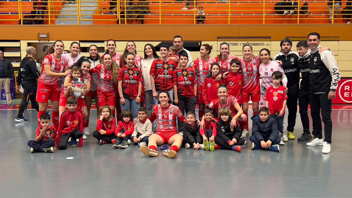 efsjoanlinares's tweet photo. 🔴⚫ [PRIMERA IBERDROLA FEMENINO FÚTBOL SALA]

Hoy hemos disfrutado de un gran día de fútbol sala!!!

Niños y familiares de nuestra Escuela han vibrado con el triunfo del Futsi Atlético Navalcarnero

GRACIAS por la acogida @futsi_atletico y  ENHORABUENA por la victoria❗❗❗ https://t.co/r4YDXvCS9z