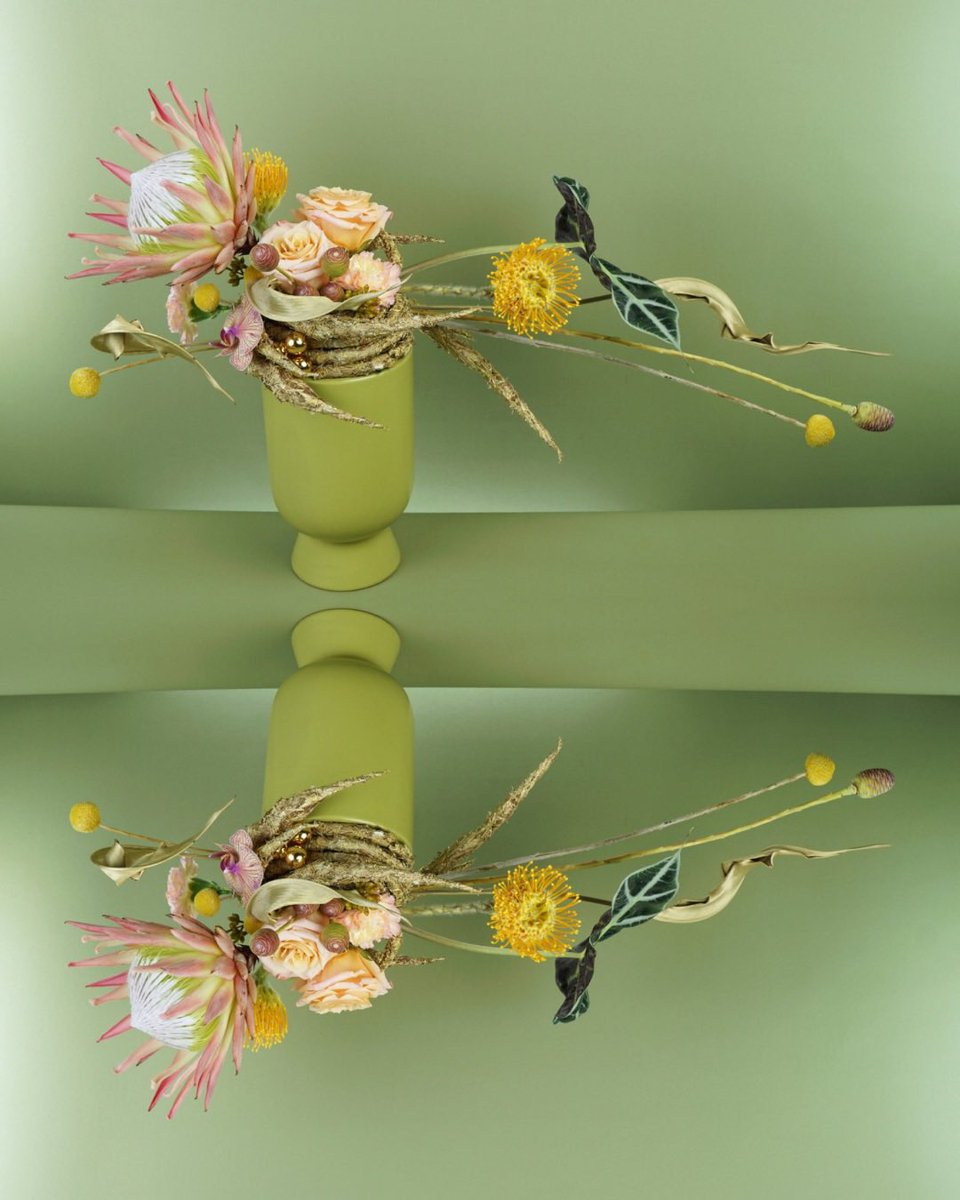 MarkPampling's tweet image. Getting an inkling of the twinkling season. 
.
#floraldesign #christmasfloraldesign #christmasflowers #festivethinking #kingprotea #cordifolium #alocasia #floraldesigner #masterflorist #reflection #craspedia #dianthus #leucadendron #hypericum #phalaenopsis #floralcraftsmanship