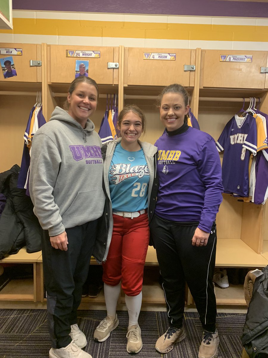 AmeliaTarr29's tweet photo. I had so much fun at the UMHB camp today. I learn so much through the freezing cold, and even colder sprinkle outside. @CruSoftball @txblazegold16 https://t.co/XFPMeRhR2g
