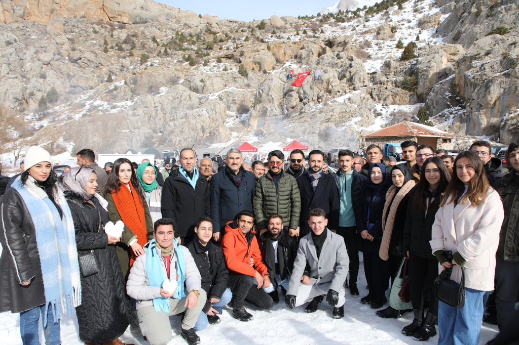 olcaonur1's tweet photo. AK Parti ailemizle Aladağlar’ın büyüleyici güzelliğine sahip olan Emli Vadisi’nin eşsiz manzarasının tadını çıkarırken bir yandan da teşkilatlarımızla hemhal olduk.☺️

Bu güzel organizasyon için Milletvekilimiz Sn. Prof. Dr. Cevahir Uzkurt’a olarak teşekkür ederiz. ☺️ https://t.co/eSuI9tlOQ9