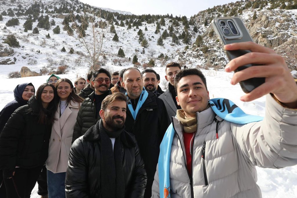 olcaonur1's tweet photo. AK Parti ailemizle Aladağlar’ın büyüleyici güzelliğine sahip olan Emli Vadisi’nin eşsiz manzarasının tadını çıkarırken bir yandan da teşkilatlarımızla hemhal olduk.☺️

Bu güzel organizasyon için Milletvekilimiz Sn. Prof. Dr. Cevahir Uzkurt’a olarak teşekkür ederiz. ☺️ https://t.co/eSuI9tlOQ9