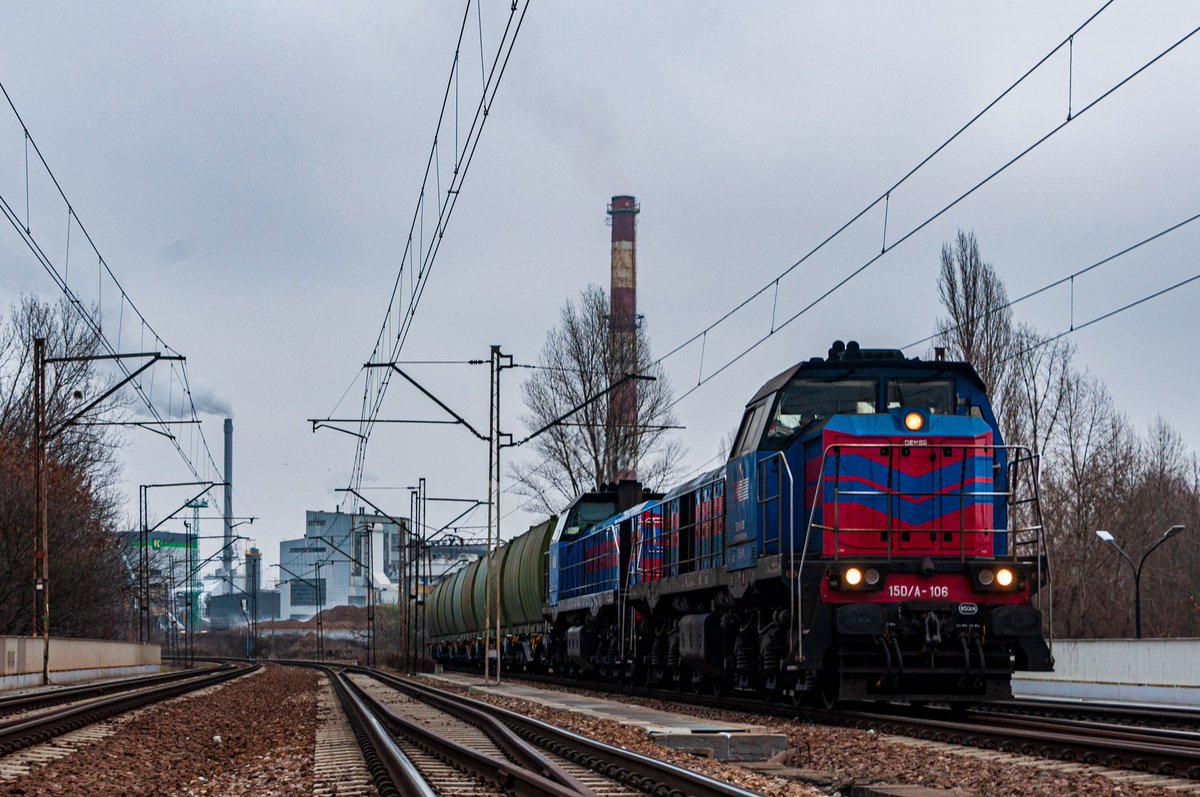 m0ke88's tweet photo. Sandomierski tandem 15D/A-106 + 15D/A-039 oczekuje na możliwość wjazdu do Lublina Głównego z ciężkim składem kontenerów z Dorohuska. Pod spodem biegnie aleja Wincentego Witosa a w tle widoczne są zabudowania EC Lublin https://t.co/BBL9uEK6pf