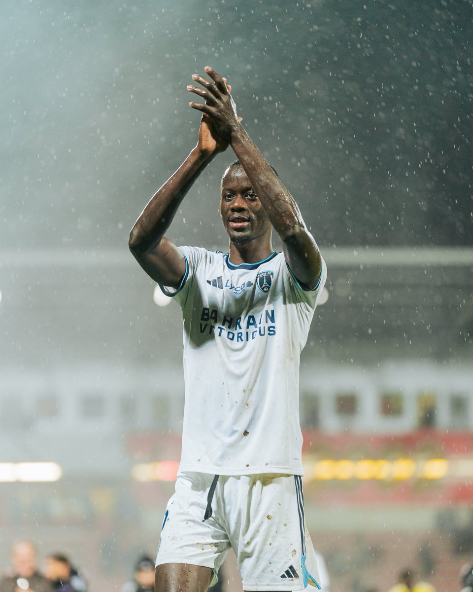 ParisFC's tweet photo. Un 𝐈𝐌𝐌𝐄𝐍𝐒𝐄 𝐌𝐄𝐑𝐂𝐈 à la quinzaine de supporters Parisiens présents sous ce déluge ! 🌧️🫶

🔵⚪️ #CertifiéParis | #ACAPFC https://t.co/2qn5tTNRIv
