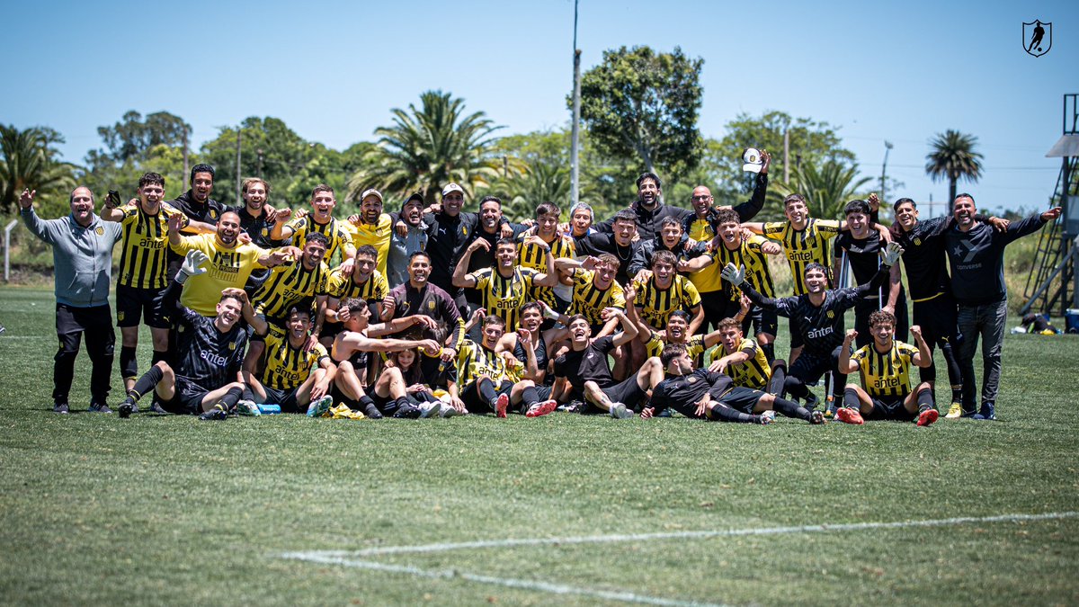enzo_dipaulo's tweet photo. 24 años pasaron para que este grupo lo hiciera de nuevo.
El resultado final es consecuencia de la entrega de estos leones todo el año, representando con compromiso, compañerismo y mucha pero mucha dedicación en el día a día lo que significa vestir el escudo de PEÑAROL. https://t.co/Pxlp4NR1ZY