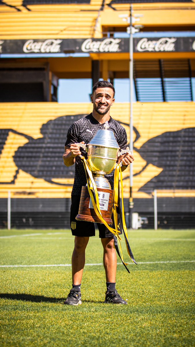 enzo_dipaulo's tweet photo. 24 años pasaron para que este grupo lo hiciera de nuevo.
El resultado final es consecuencia de la entrega de estos leones todo el año, representando con compromiso, compañerismo y mucha pero mucha dedicación en el día a día lo que significa vestir el escudo de PEÑAROL. https://t.co/Pxlp4NR1ZY