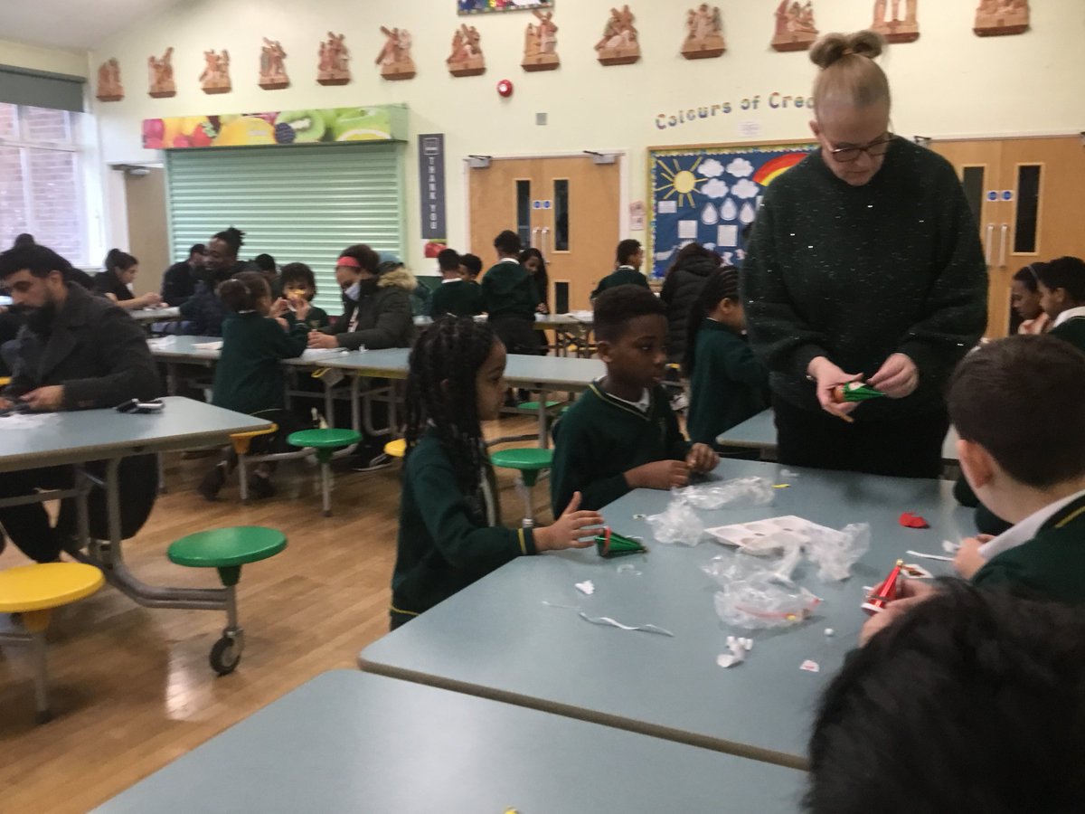 stannespri's tweet image. We started the #FirstWeekOfAdvent with a special assembly and the arrival of our Christmas tree! The school is filled with festive cheer, parents loved the craft workshop and class prayer sessions. We all joined the Adevent Mass and the @Onelifemusic Advent retreat.