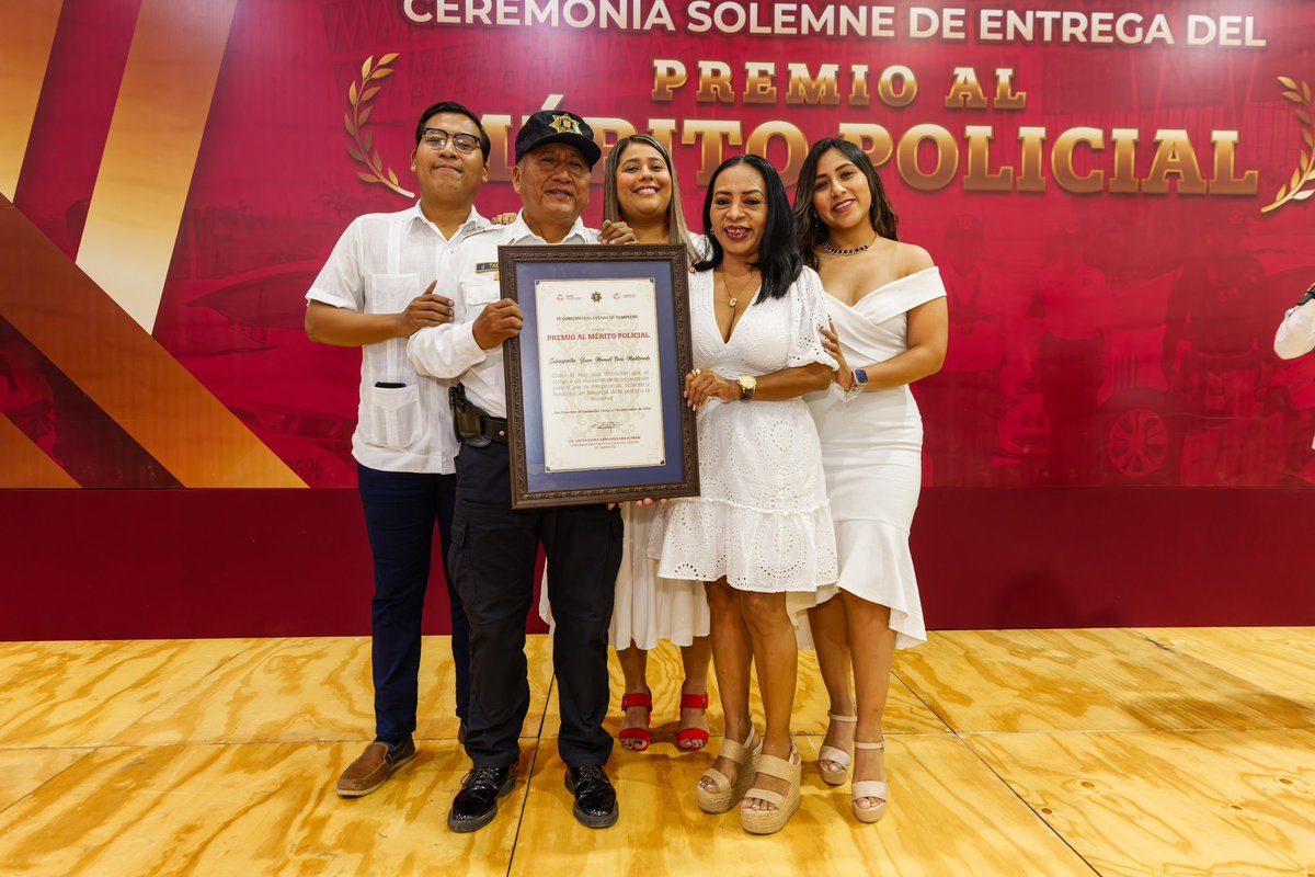 LaydaSansores's tweet photo. Mi felicitación para el subinspector Juan Manuel Tacú Maldonado, quien por su desempeño y dedicación recibió el Premio al Mérito Policial; nos honra reconocer su trayectoria de 27 años de servicio en la @SPSCCAMPECHE21.

Este premio no solo es un agradecimiento a su arduo trabajo; sino también un tributo a su vocación y su incansable esfuerzo por mantener el orden y la paz en el estado: un pequeño reflejo de la admiración y respeto que sentimos por su labor.