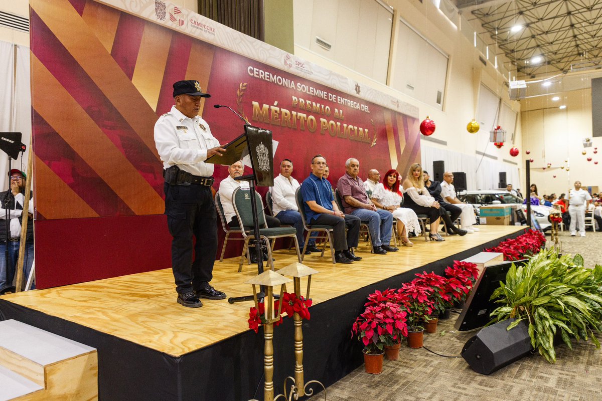 LaydaSansores's tweet photo. Mi felicitación para el subinspector Juan Manuel Tacú Maldonado, quien por su desempeño y dedicación recibió el Premio al Mérito Policial; nos honra reconocer su trayectoria de 27 años de servicio en la @SPSCCAMPECHE21.

Este premio no solo es un agradecimiento a su arduo trabajo; sino también un tributo a su vocación y su incansable esfuerzo por mantener el orden y la paz en el estado: un pequeño reflejo de la admiración y respeto que sentimos por su labor.