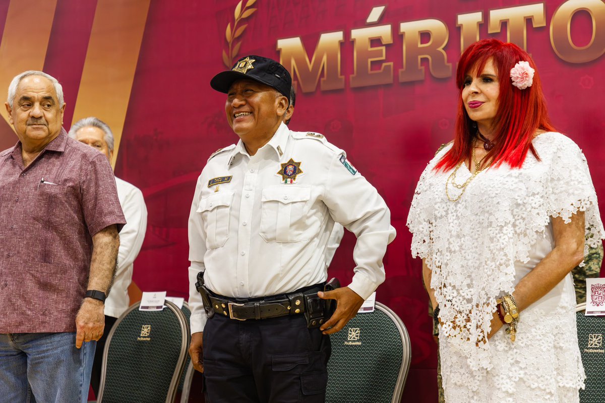 Mi felicitación para el subinspector Juan Manuel Tacú Maldonado, quien por su desempeño y dedicación recibió el Premio al Mérito Policial; nos honra reconocer su trayectoria de 27 años de servicio en la <a href="/SPSCCAMPECHE21/">Policía de Campeche</a>.

Este premio no solo es un agradecimiento a su arduo