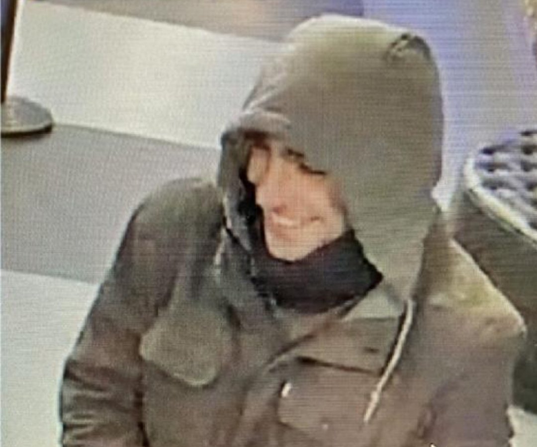 As vezes eu fico pensando: será que ele comeu direitinho? Será que ele bebeu água?
Tomara que nunca o achem e ele viva em liberdade o resto da vida, esse herói
Te adoro