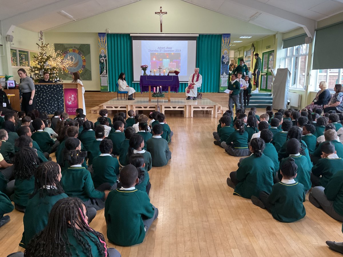 stannespri's tweet image. We started the #FirstWeekOfAdvent with a special assembly and the arrival of our Christmas tree! The school is filled with festive cheer, parents loved the craft workshop and class prayer sessions. We all joined the Adevent Mass and the @Onelifemusic Advent retreat.
