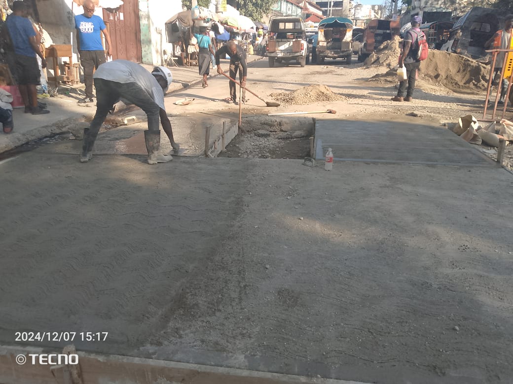 infosprecis's tweet photo. MTPTC kontinye fè gwo travay! Ekip la ap avanse ak aktivite bétonnage sou Av. John Brown (Lalue). Minis Hosty Raphaël montre klèman volonte li pou amelyore lavi moun ak solisyon konkret sou fatra ak vye dlo yo. Bravo pou reprezantan lavalas la ! #Devlopman #MTPTC https://t.co/R38hgKBz5M