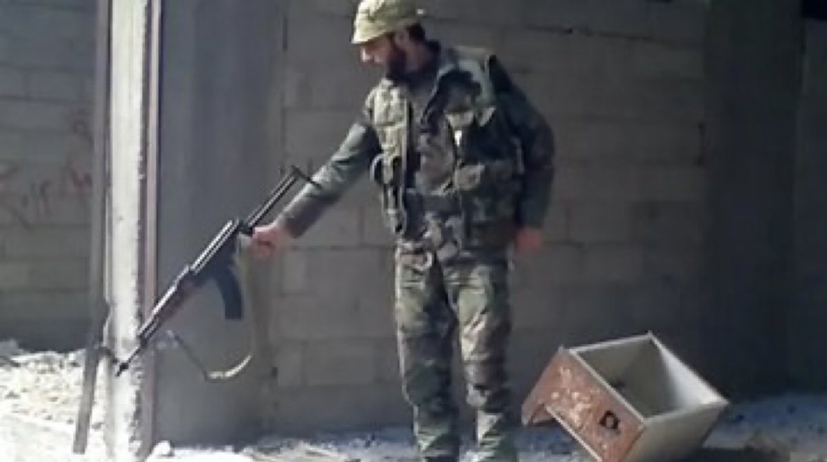 Şam'ın Tadamun ilçesinde, elleri ve gözleri bağlı 41 kişiyi öldüren alçak katil. Hiçbir yere kaçamaycaksın. Çatışmalarda ölmezsen, Kanun önünde yargılanacaksın.