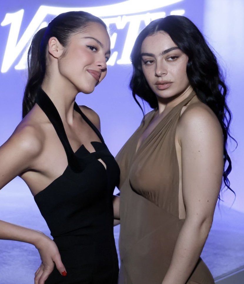 infocharlixcx's tweet photo. CHARLI AND OLIVIA 💜 https://t.co/FglBc3d4wn