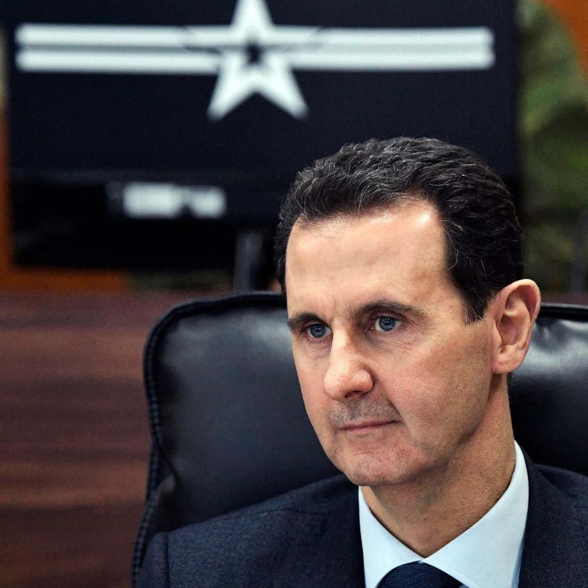 i_iangg's tweet photo. Bild 1: 
„Ich brauche Munition, keine Mitfahrgelegenheit“

Bild 2:
„Ich brauche eine Mitfahrgelegenheit, keine Munition“

#Syrien #SyrienKrieg #Assad https://t.co/n7YxLbWj3U