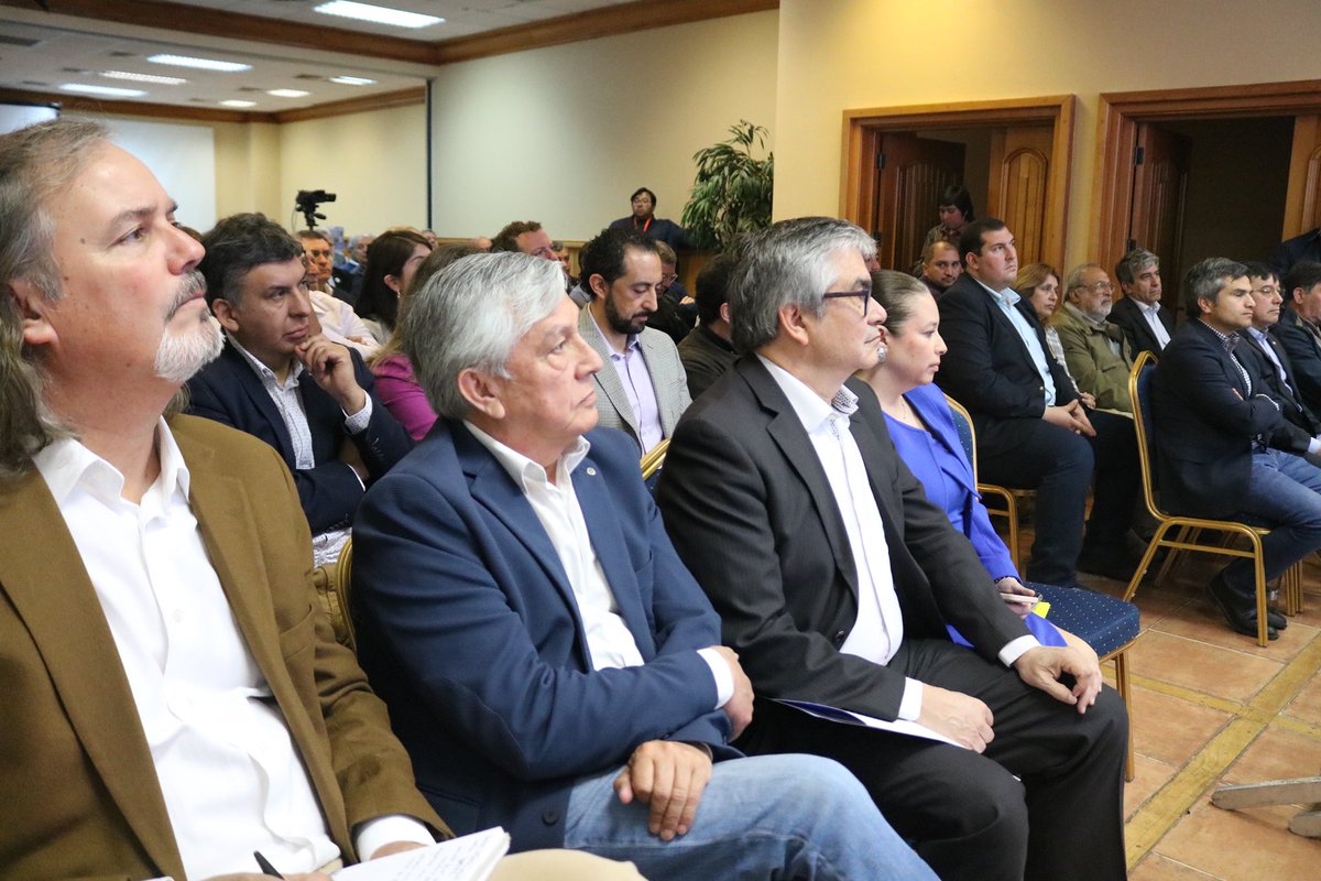 🧵 #AysenAl2050 👀
1/4 Nuestro sueño es que al 2050 no estemos hablando de lo que nos falta sino que de lo que hemos logrado y recordar esta jornada como el punto de partida hacia ese objetivo. <a href="/SergioBecerraXI/">Sergio Becerra Mera</a> <a href="/7_omunoz/">Omar M. Sierra 🇨🇱</a> <a href="/marcelosantanav/">Marcelo Santana, Gobernador de Aysén</a> <a href="/patricioUlloaG/">Patricio Ulloa G.</a> <a href="/AndreaPonceOliv/">Andrea Ponce</a>